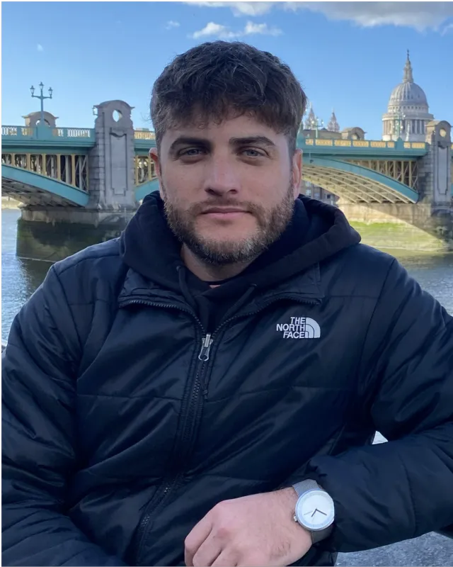 Ezequiel Lebon, fundador de LBN Studio, sonriendo junto al río Támesis en Londres